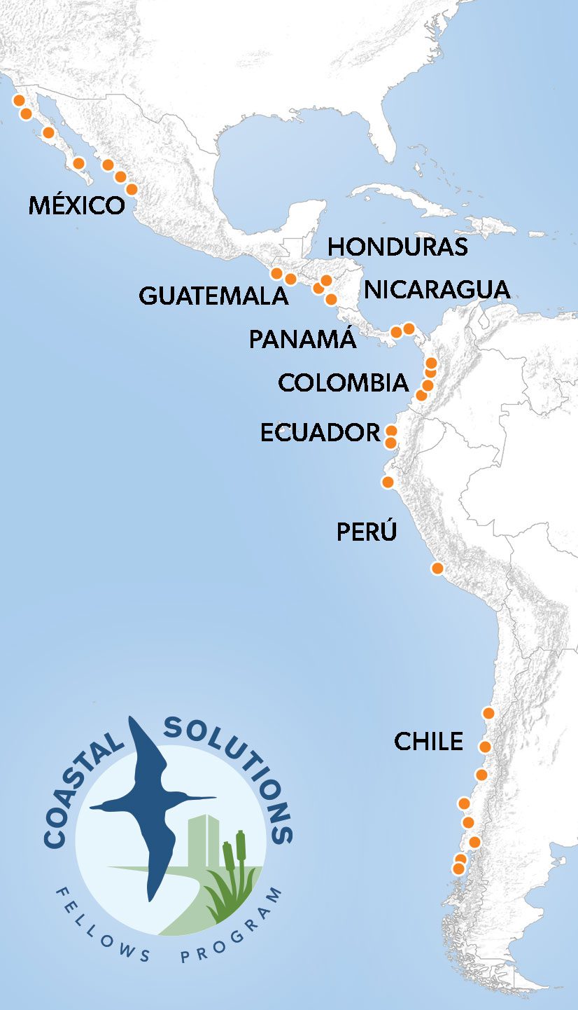 Mapa de la costa oeste de América Central y del Sur con puntos naranjas que indican la ubicación de los sitios de becas de Coastal Solutions, y los países etiquetados son: México, Guatemala, Honduras, Nicaragua, Panamá, Colombia, Ecuador, Perú, Chile.
